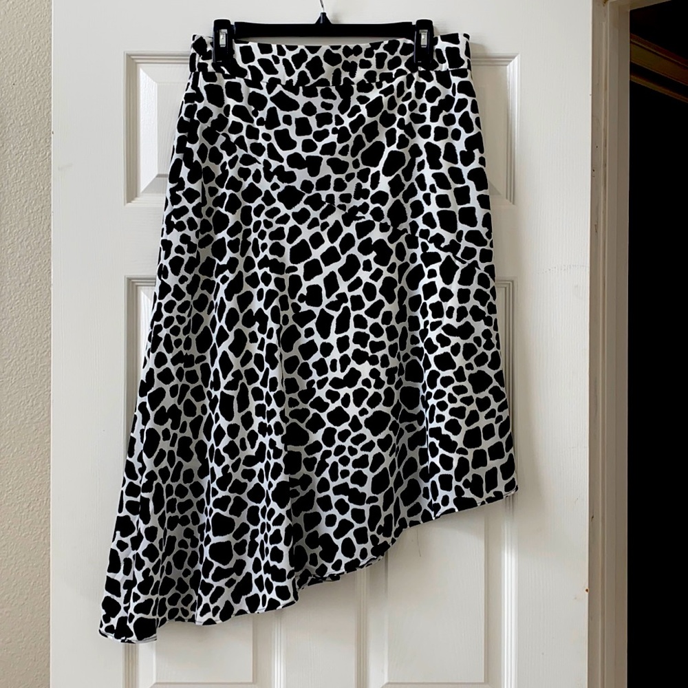 INC Black and White Giraffe Print skirt